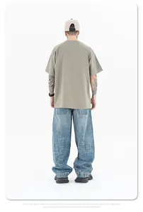 Achteraanzicht van oversized heren T-shirt van kaki katoen met een losse, wijde pasvorm