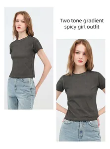 Vista dettagliata di una maglietta corta grigia slavata vintage con design slim fit trendy