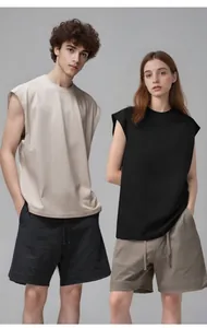 Vue frontale de deux modèles portant des vestes sans manches oversize en coton 210g