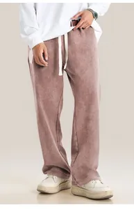 Détail d'un pantalon de survêtement oversize délavé à la neige, texture épaisse et ample