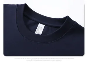 Detail van de ronde hals en het katoenen label op het donkerblauwe oversized T-shirt voor heren