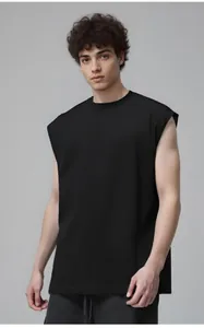 Gros plan sur le débardeur noir en coton 210g pour homme style streetwear