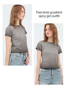 Vista dettagliata della t-shirt crop slim fit con sfumatura bicolore vintage