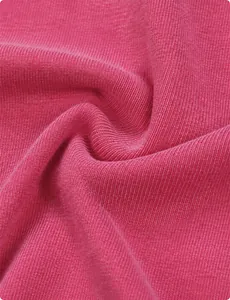 Primo piano di tessuto in cotone pettinato rosa da 240g con texture snow wash premium.