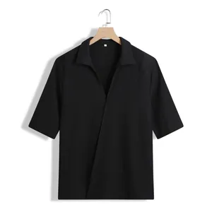 Chemise décontractée noire à manches courtes pour homme avec tissu texturé et design ouvert