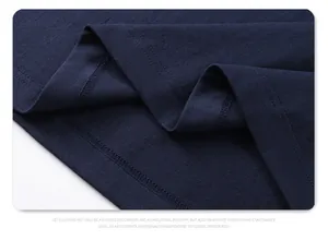 Detail van de duurzame dubbele naald zoomsteek op een marineblauw 260g katoenen T-shirt