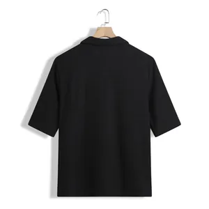 Vue arrière d'une chemise noire à manches courtes pour hommes sur cintre en bois