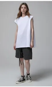 Vue complète d'un mannequin portant un débardeur blanc en coton 210g oversize avec un short gris