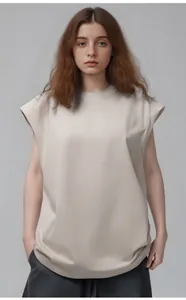 Vue détaillée d'un t-shirt sans manches en coton à coupe ample beige style urbain