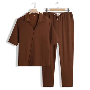 Vue détaillée de l'ensemble chemise et pantalon texturés marron rouille pour homme