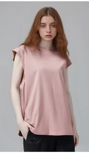 Détail d'un t-shirt sans manches en coton rose poudré coupe ample pour un style urbain unisexe.