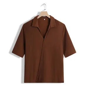 Détail d'une chemise décontractée marron texturée à manches courtes pour homme sur cintre