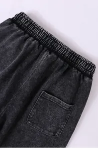 Détail du jogging à effet neige délavé à l'acide avec taille élastique et poche arrière