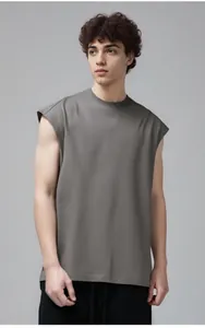 Studio professionnel d'un gilet gris sans manches de style urbain à coupe ample.