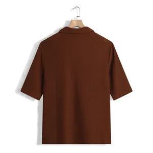 Vue arrière d'une chemise décontractée marron à manches courtes en tissu texturé