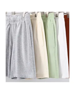 Détail montrant une sélection de shorts d'été amples en coton pour hommes en couleurs
