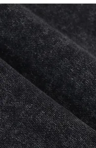 Gros plan détaillé de la texture du tissu en maille délavée 400G pour jogging gris