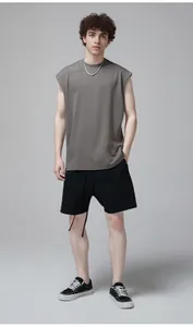 Photo de modèle en pied montrant un débardeur streetwear gris en coton 210g pour hommes.