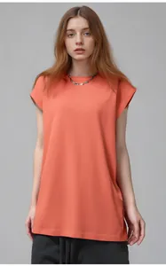 T-shirt sans manches minimaliste en coton orange corail sur un mannequin en studio