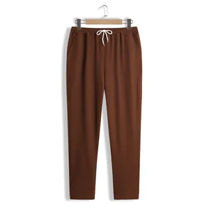 Gros plan sur un pantalon décontracté marron texturé pour homme avec cordon blanc