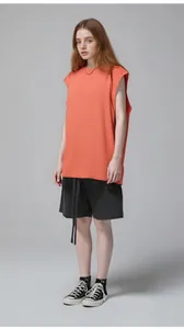 Vue complète du mannequin présentant le débardeur orange et le short noir