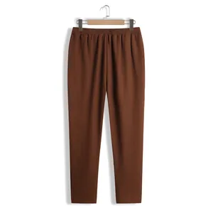 Vue détaillée d'un pantalon décontracté marron texturé pour homme avec taille élastique