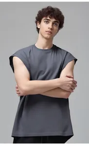 Détail d'un débardeur gris sans manches pour homme au style streetwear décontracté