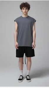 Photo de studio d'un mannequin masculin portant un débardeur en coton gris uni.