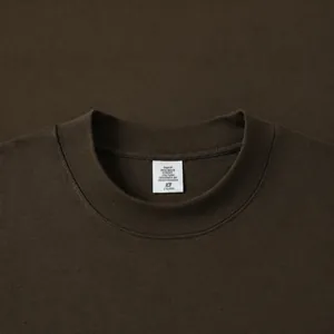 Detalle del cuello acanalado de alta densidad en una camiseta oversize de algodón de 350g