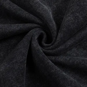 Gros plan sur un tissu éponge lavé de 350 g montrant sa texture usée et sa douceur