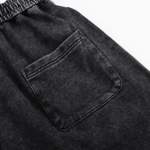 Gros plan d'un pantalon de jogging délavé pour homme avec poche arrière