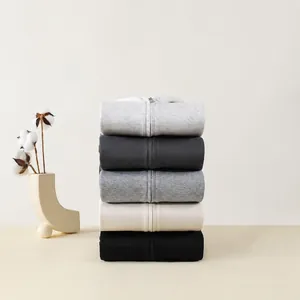 Gestapelde 300g zware katoenen hoodies met rits in verschillende neutrale kleuren
