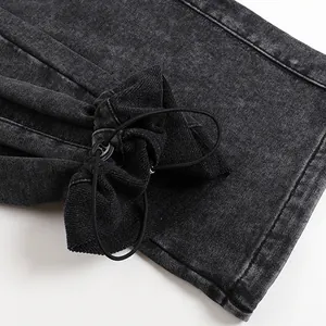 Gros plan de l'ourlet à cordon ajustable sur un pantalon de survêtement gris délavé