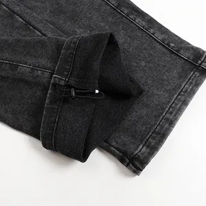 Détail du pantalon de jogging noir délavé avec cordon de serrage réglable à l'ourlet.