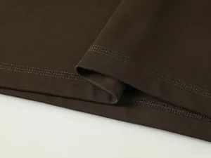 Primer plano detallado de las costuras y la textura del algodón pesado de 350g de una camiseta