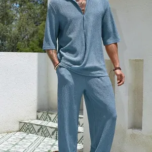 Ensemble d'été bleu pour homme avec chemise à col en V et pantalon long texturé