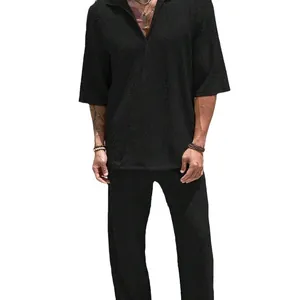 Ensemble deux pièces décontracté noir pour homme avec chemise et pantalon texturés.