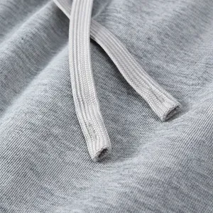 Gros plan du tissu en maille gris pour short homme montrant la texture et le cordon