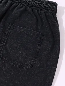 Short homme noir délavé épais avec un détail de poche arrière et taille élastique