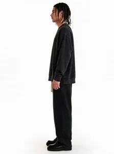 Dettaglio profilo di un set felpa e pantaloni oversize grigio scuro lavato vintage.