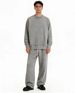 Vista dettagliata di felpa grigia lavata vintage e pantaloni sportivi larghi da uomo