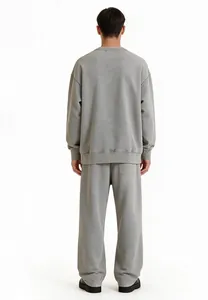 Vista posteriore di un set felpa e pantaloni larghi grigi lavati pesanti oversize