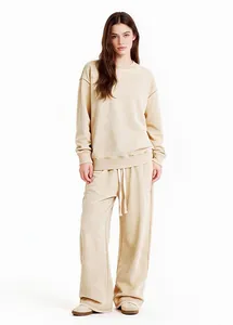 Modella con set coordinato felpa oversize beige lavata e pantaloni larghi di alta qualità
