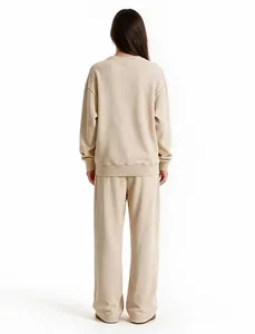 Vista posteriore di un set vintage lavato con felpa girocollo e pantaloni sportivi