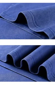 Gros plan sur le tissu en coton épais de 270g avec texture délavée d'un t-shirt vintage.