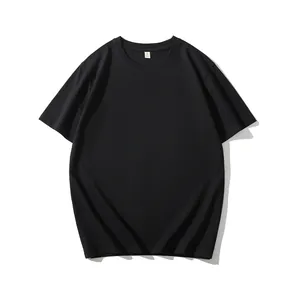 Λεπτομέρεια του κλασικού μαύρου oversized βαμβακερού t-shirt με στρογγυλή λαιμόκοψη