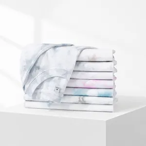 Λεπτομερής στοίβα από βαμβακερά tie-dye μπλουζάκια 230g πάνω σε λευκή βάση