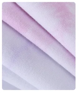 Detailopname van de zachte textuur van paarse tie-dye geribbelde katoenen stof van nabij