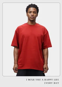 Λεπτομερής προβολή κόκκινου oversized βαμβακερού T-shirt σε ανδρικό μοντέλο