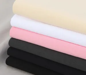 Gros plan sur la texture des tissus de t-shirts en coton lourd de diverses couleurs